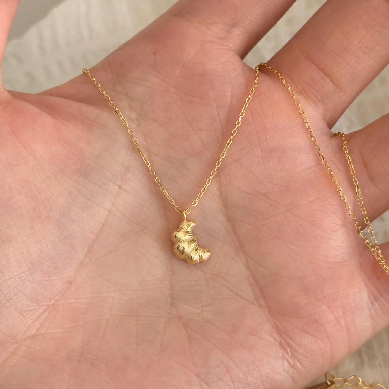 Elegant small design fashionable universal necklace