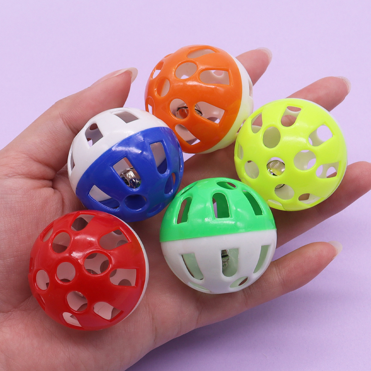 Juguetes para gatos domésticos para aliviar el aburrimiento Bola de campana hueca Juguetes para gatos con sonido Productos para mascotas Auto-Hi Bola de juguetes para gatos al por mayor