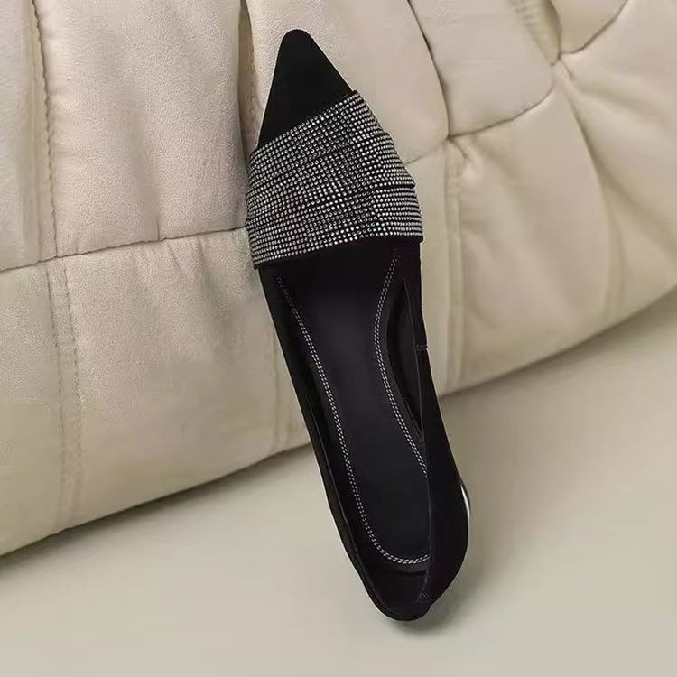 2026 primavera nuevos zapatos franceses superficiales de un solo estilo, temperamento de diamante francés, temperamento punzante, zapatos de tacón negro universal