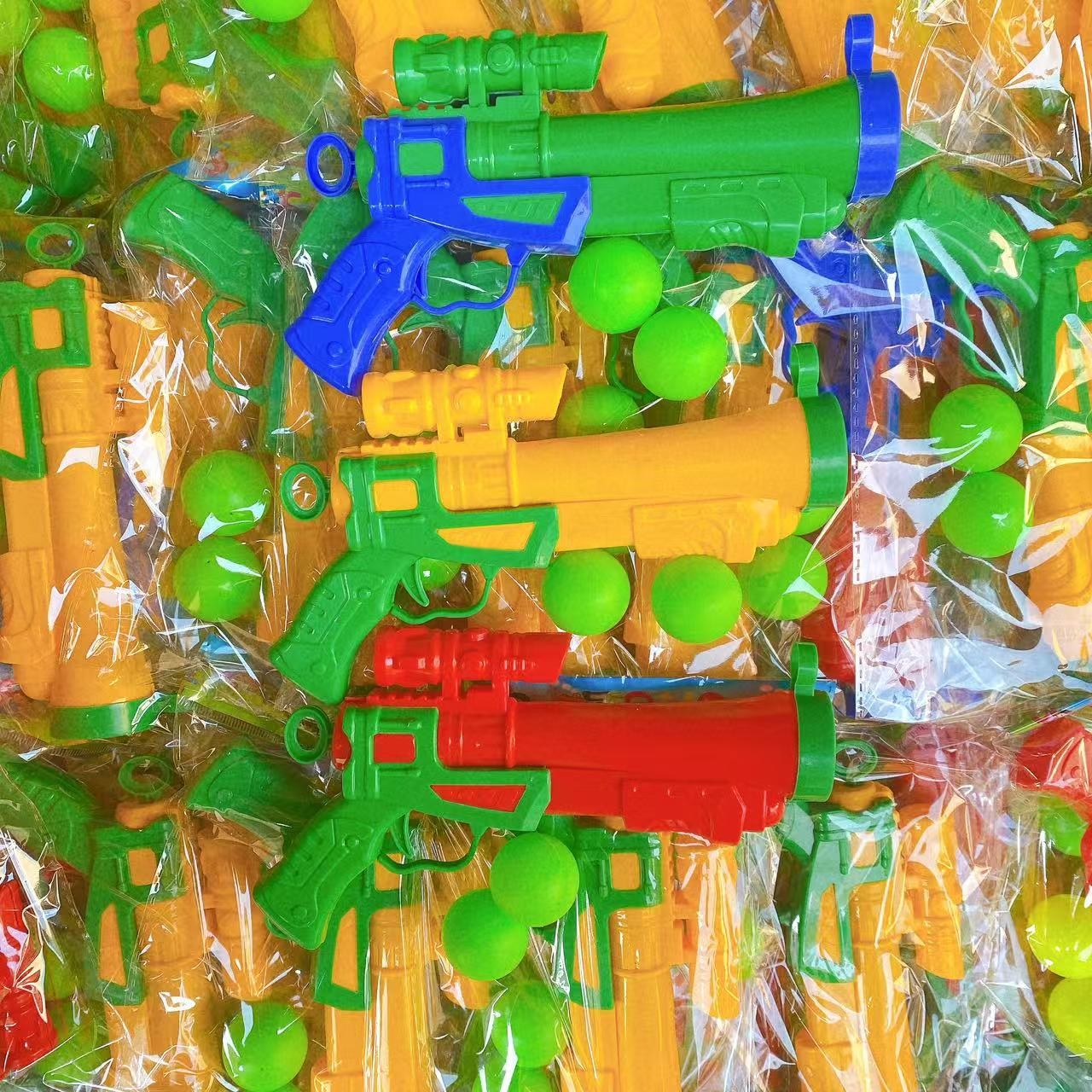 Juguetes de comercio exterior para niños pistola de color disparar pistola de lanzamiento de bolas colocadas en el suelo férula de plástico 2 yuanes al por mayor