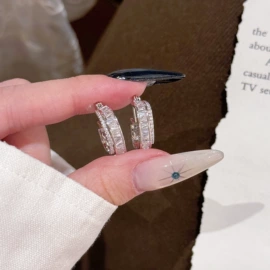 项链;耳钉;手链