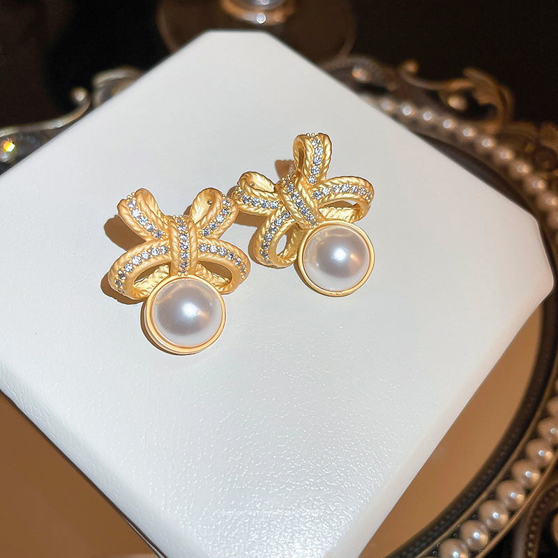 Pendientes de perlas con lazo estilo medieval francés elegante_voghion.com