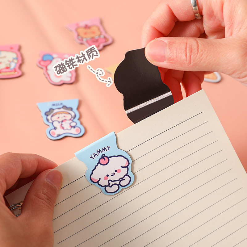 しおり漫画の本のページは学生のかわいい磁石のしおりを挟みます。|undefined