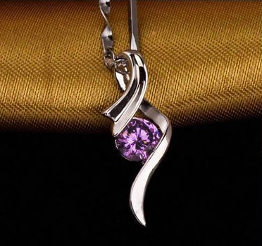 부드러운 보라색 다이아몬드 (체인 제외)