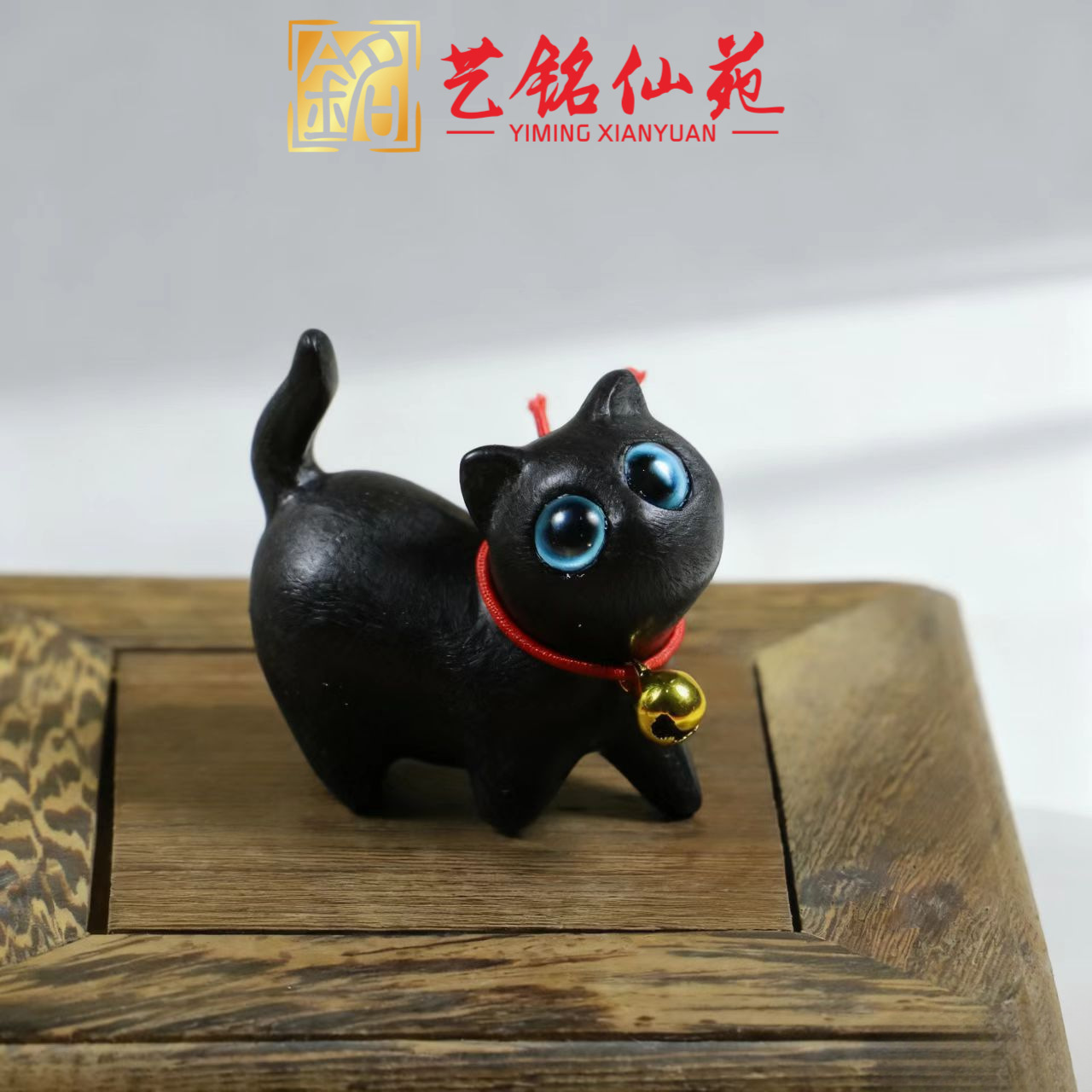 Madera de sándalo encantadora con ojos inclinados con campanas gatos adornos gatos esculpidos de sándalo creativos regalos de cumpleaños