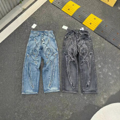 Thug club 24fw朴宰範同タイプのレーザーは鎌の図案の刺繍の中で腰のゆったりしているジーパンの男をつなぎます。