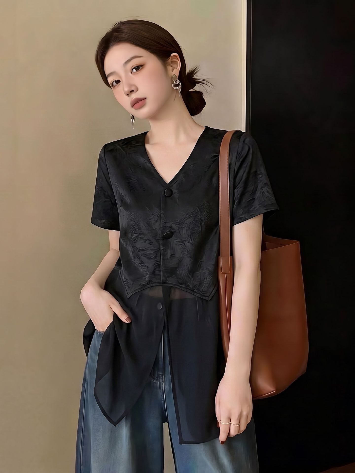 Áo sơ mi nữ cổ V tay ngắn chất liệu satin acetate phối lưới viền gấu — màu đen