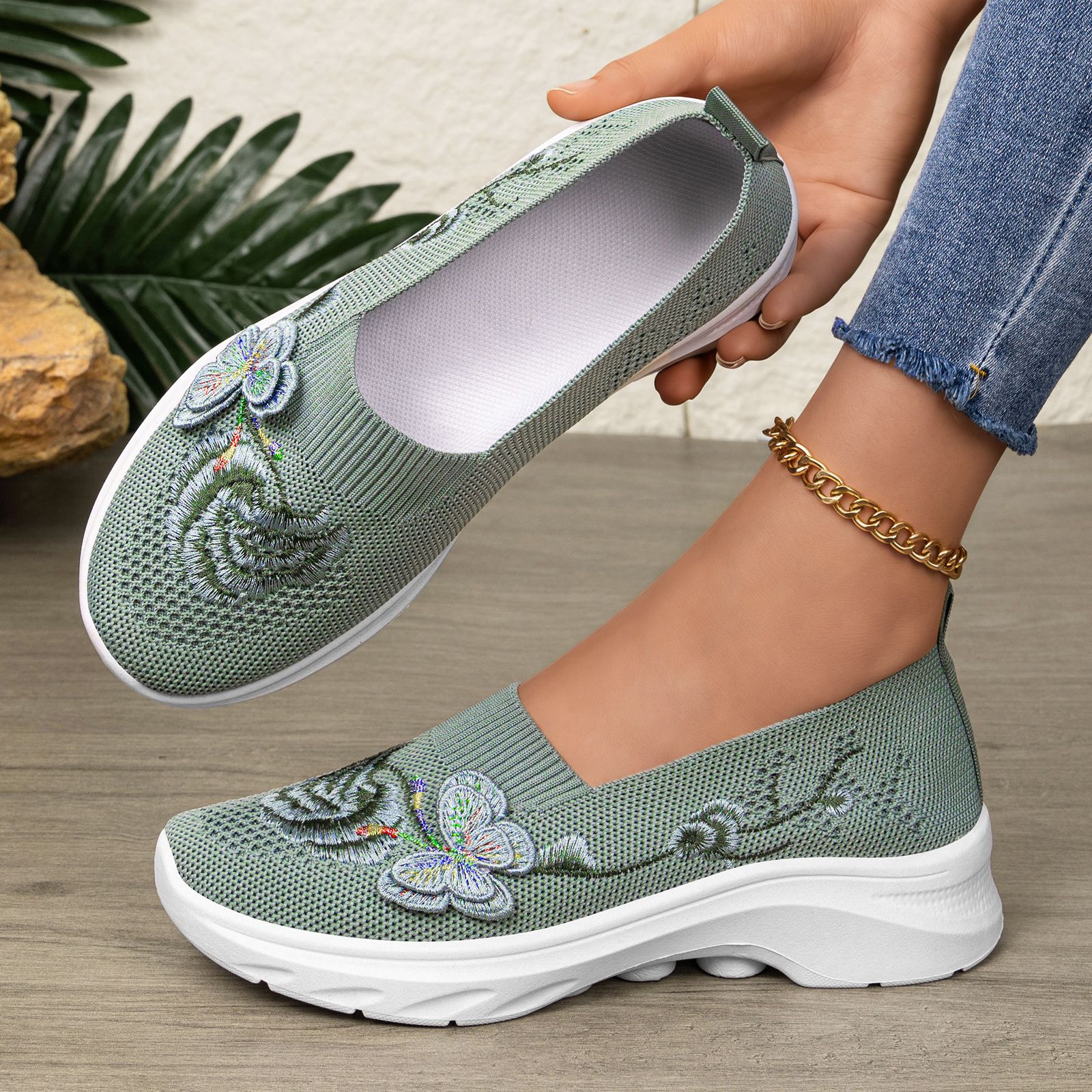 Zapatos para mujeres transfronterizos nuevos zapatos de tela transpirables de primavera ligeros de mediana edad y zapatos de sola suave