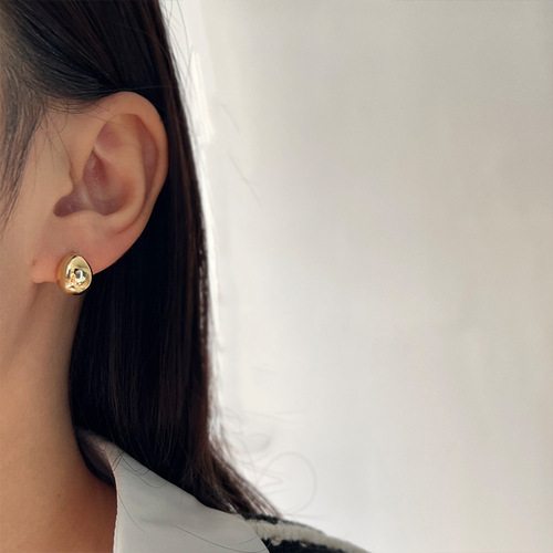 925 sterling silver needle high-end French small gold bean earrings for women, simple and compact earrings, cold style and versatile earrings