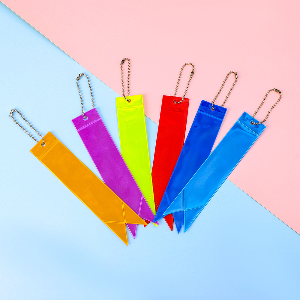 Venta caliente transfronteriza 13 colores colgante reflectante serpentina PVC reflectante bolsa colgante llavero fluorescente fabricante spot