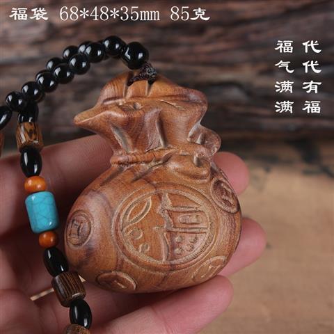 手でラオスの黄花梨の手を彫刻します。|undefined