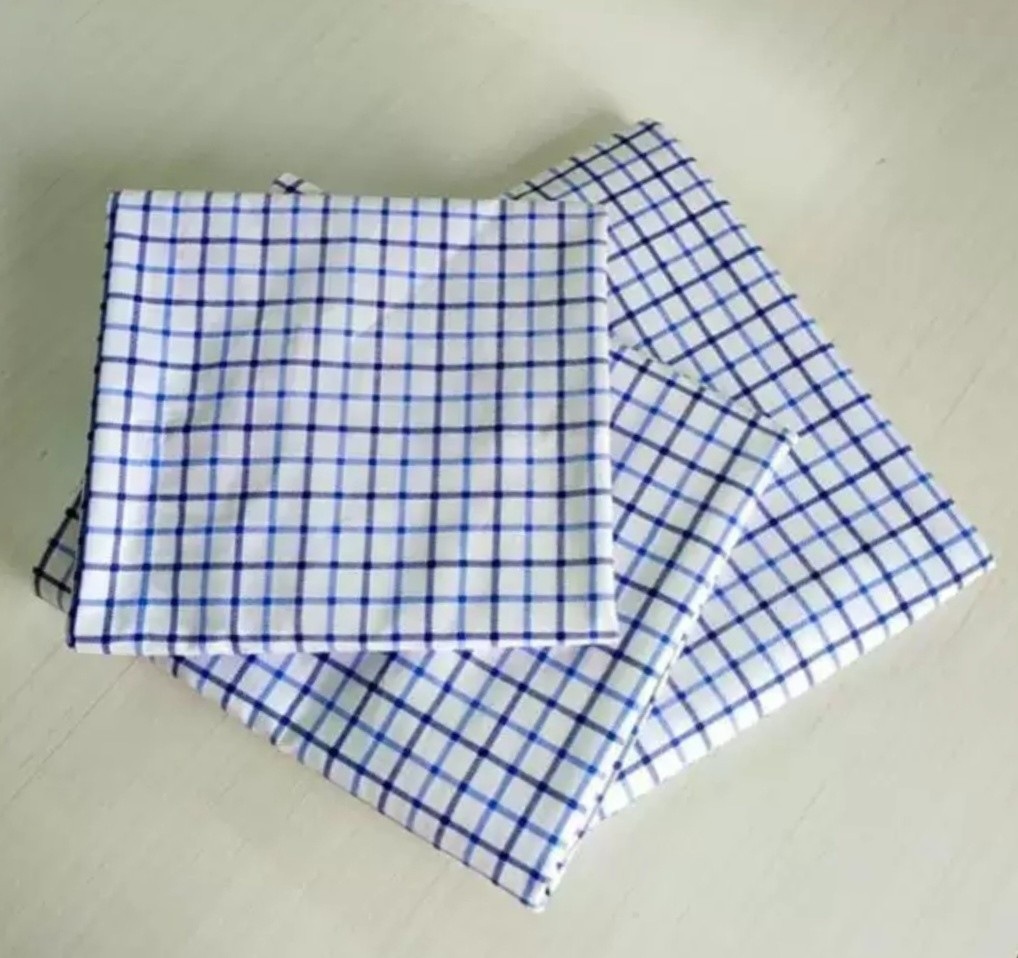 작은 파란색 격자 무늬 베개 케이스