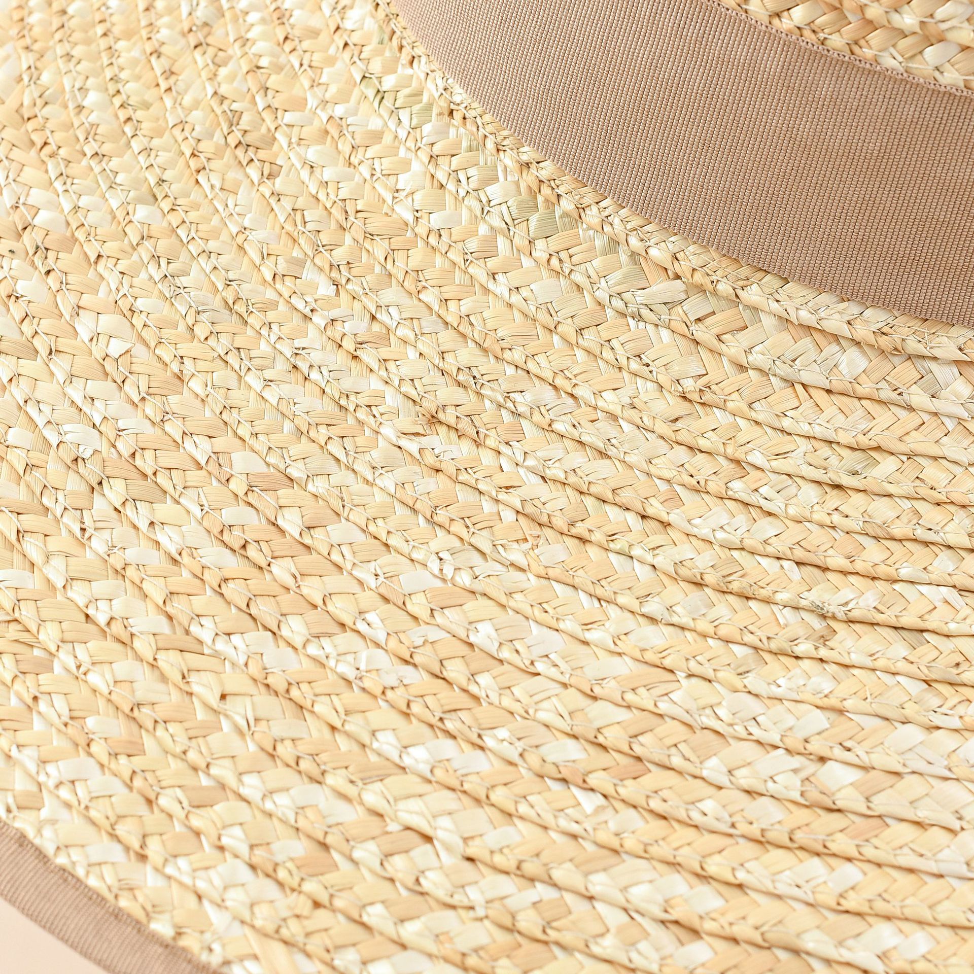 Estilo europeo y americano de ala grande cubierto de paja de jazz sombrero de paja de verano femenino estilo francés Hepburn protección solar sombrero para el sol