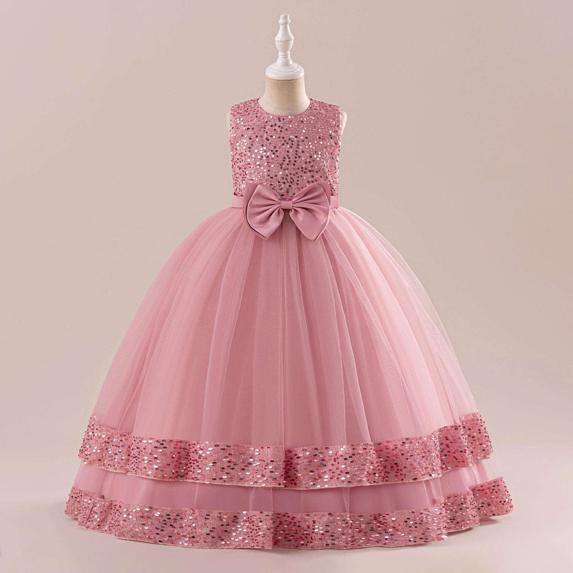 Vestido de niños, vestido de princesa, modelado de moda, modelo de piano, vestido de noche, vestido de princesa