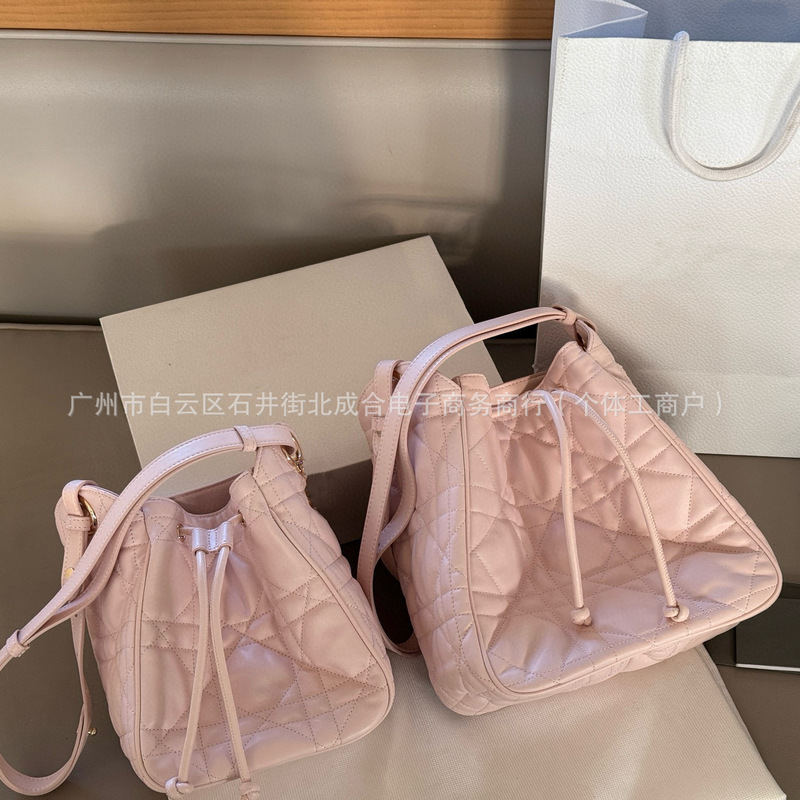 高质感新款真皮大藤格简约水桶包日常百搭手提斜挎抽绳菱格女包潮|undefined