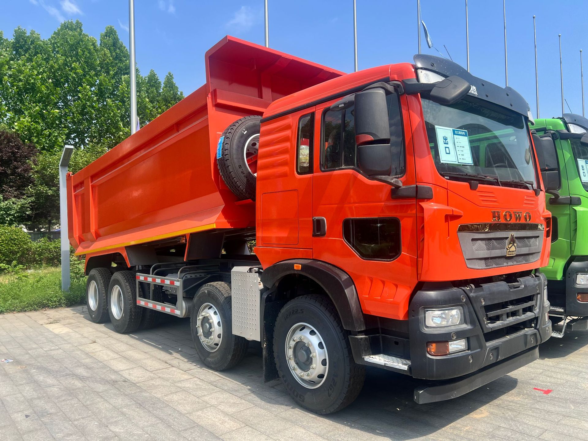 In-Stock Used Howo Dump Truck, Euro 2 Emission Standard, Self-Unloading Design, Specialized Truck for Construction Site and Mining Transport