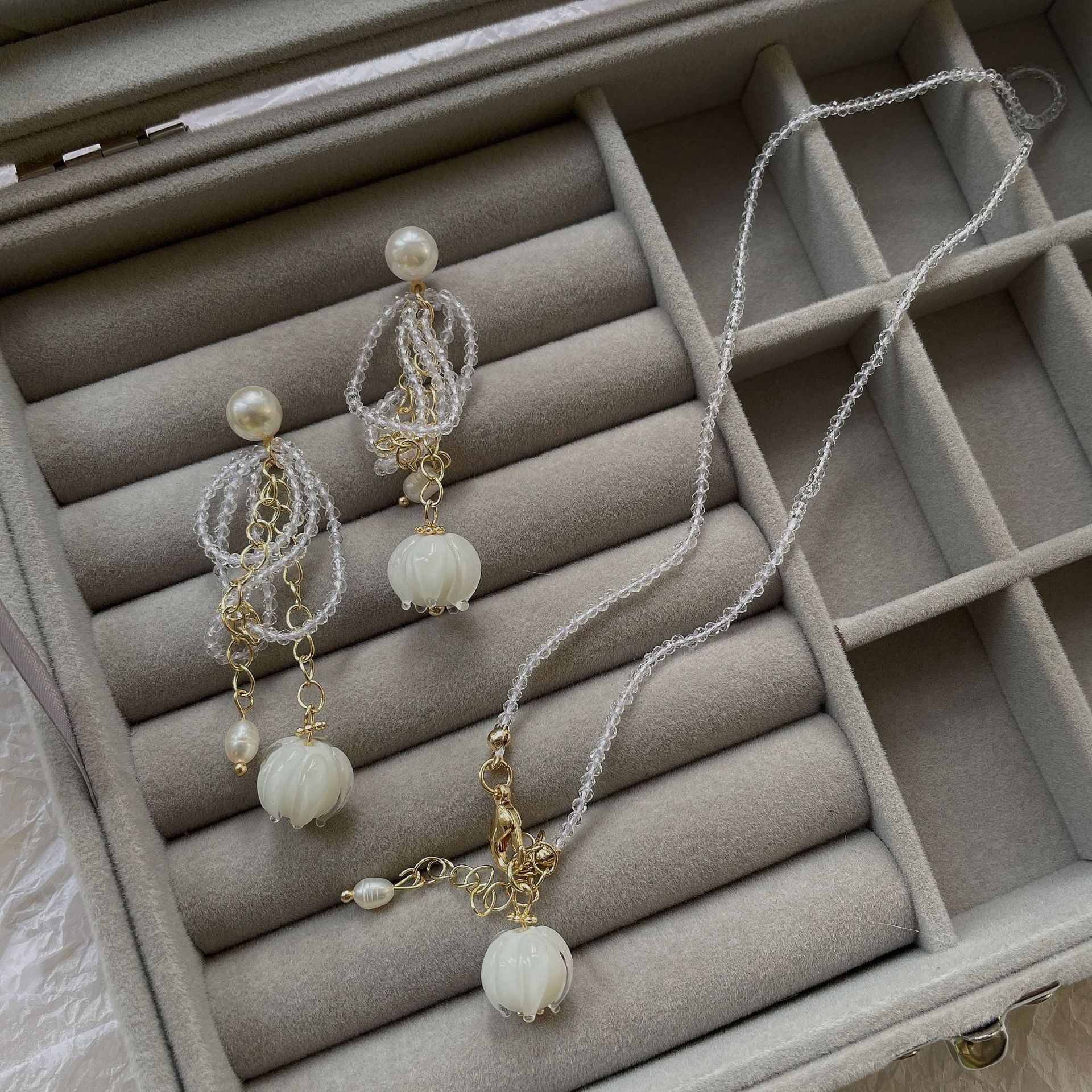 Flower Pearl Pendant Vacation Style Retro Necklace display picture 4