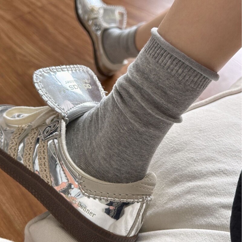 Seamless Basic Color Socks in Black, White, and Gray Versatile Women's Rolled Edge Mid-Calf Socks for Autumn and Winter, Cotton Socks for Girls, Slouch Socks for All Seasons