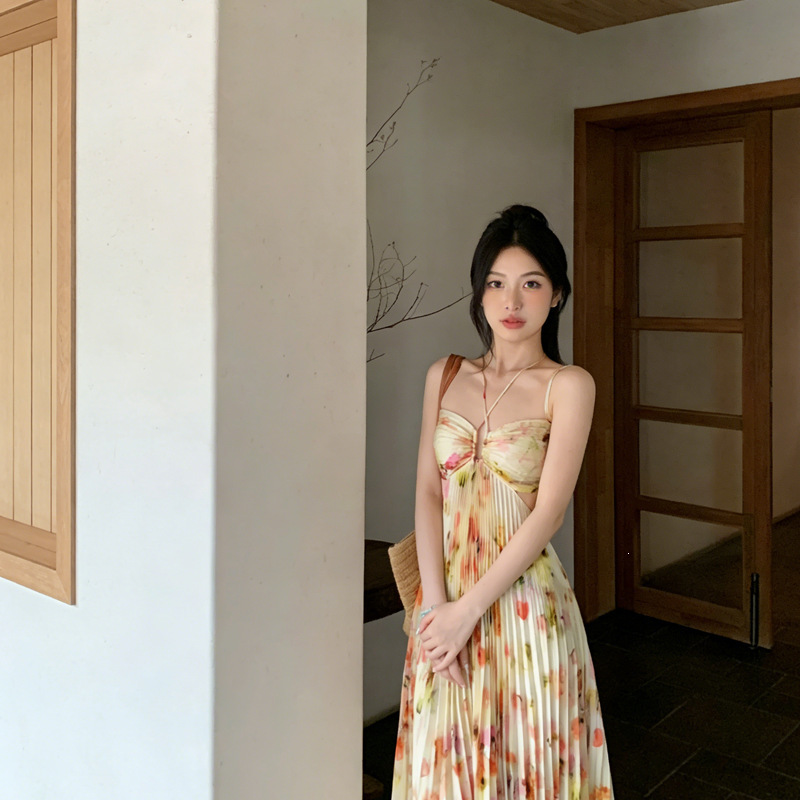 French-style floral halter neck dress for women, elegant and slimming, suitable for seaside vacations, pleated long skirt with a large hem French-style floral halter neck dress for women, elegant and slimming, suitable for seaside vacations, pleated long skirt with a large hem