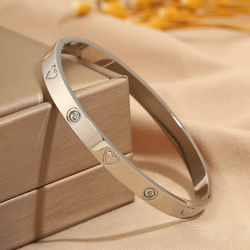Pulsera clásica con forma de corazón y diamantes incrustados, resistente a la decoloración, para niñas, de alta gama, lujo ligero, a la moda, pulsera de acero de titanio, joyería superventas transfronteriza. image 9