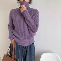 高襟のニットの明るい糸の縦の条がゆったりしていて、やせています。