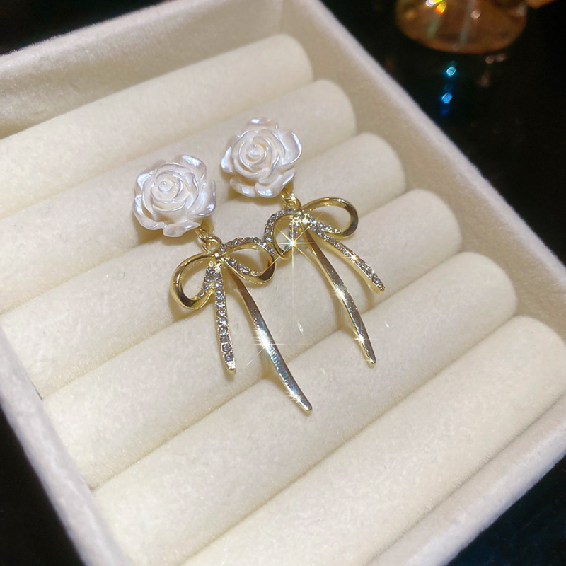 夏の超妖精な雰囲気〜ドーパミンフラワータッセルピアス、ニッチなリゾート風ピアス、甘くて爽やかなピアス|undefined