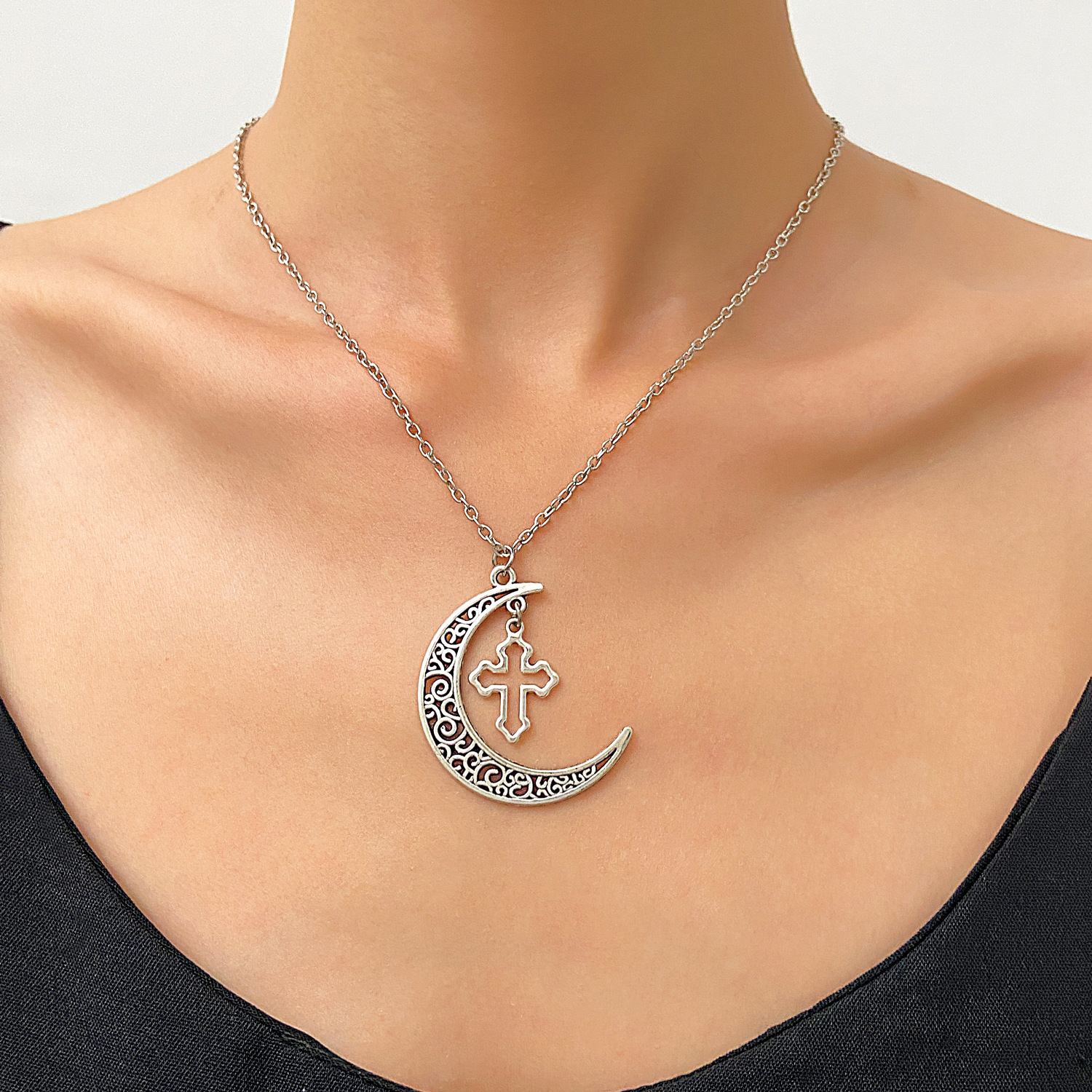 Fashionable ethnic pendant