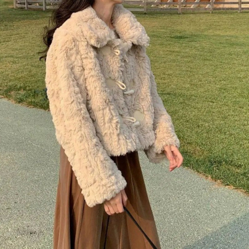 대학 스타일 귀여운 카울링 코트 여성의 2024 가을과 겨울 새로운 모피 하나의 짧은 두꺼운 봉제 탑