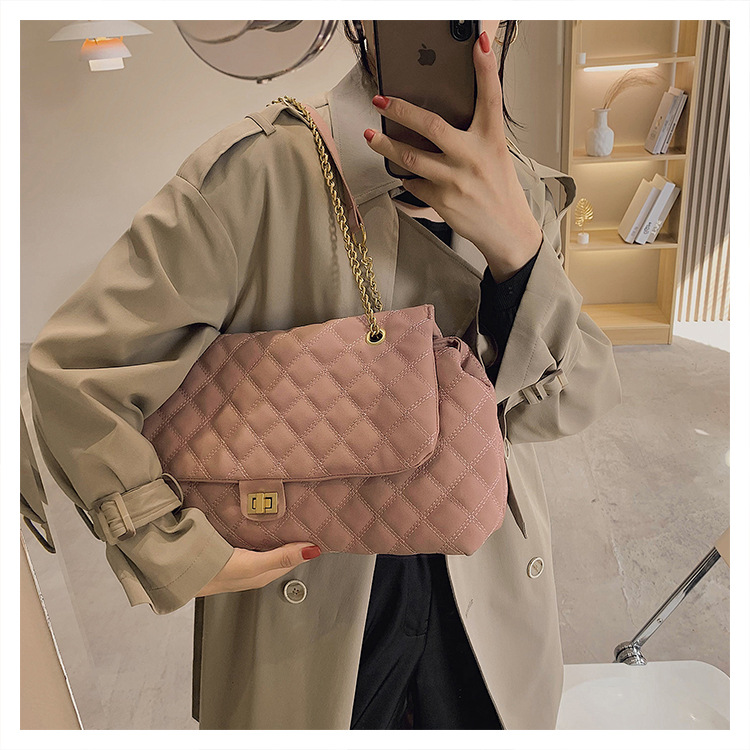 The new diamond-shaped chain bag for women is a trendy and fashionable matte single-shoulder armpit bag for commuting. The large-capacity crossbody bag is a cross-border trend undefined