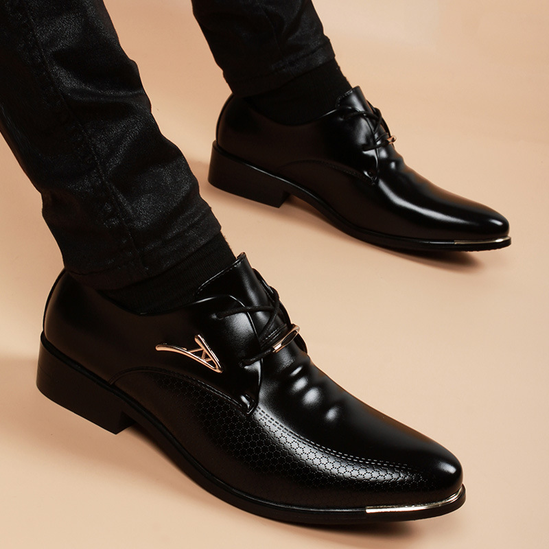 New pointed leather shoes men's Korean version of increased height leisure youth business formal black Joker support a generation of hair