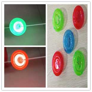 New three-color luminous pull whistle flywheel cable flywheel nostalgic classic flash gyro night market stall toys wholesale