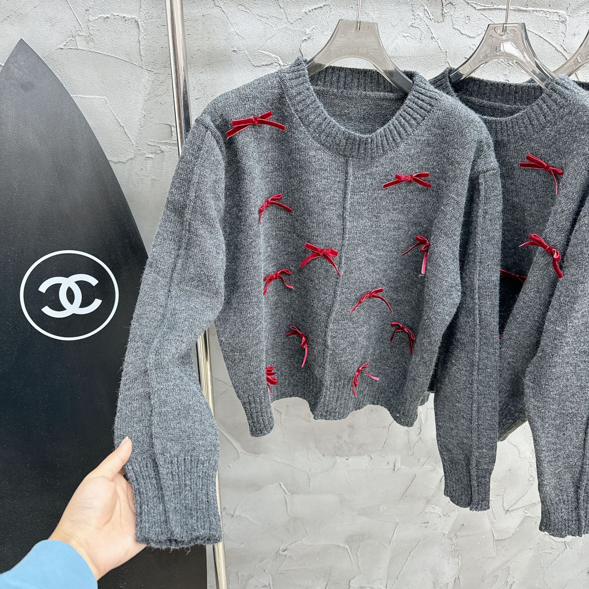 한국 그레이 크루 넥 긴 소매 디자이너 틈새 레트로 달콤한 콘트라스트 컬러 활 스웨터 2024 년 가을