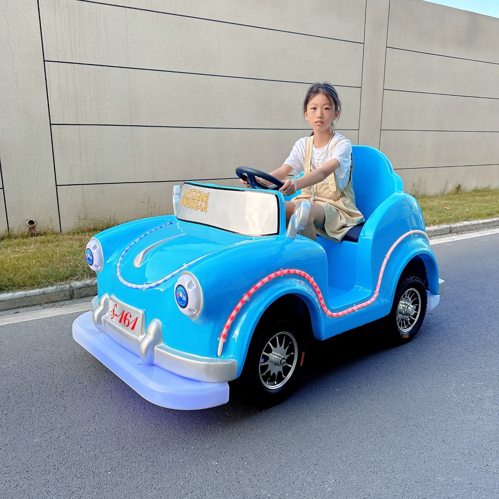 Indoor de alta gama coche de juguete eléctrico para niños cuadrado iluminante coche de atracciones de fibra de vidrio gran rueda coche de atracciones