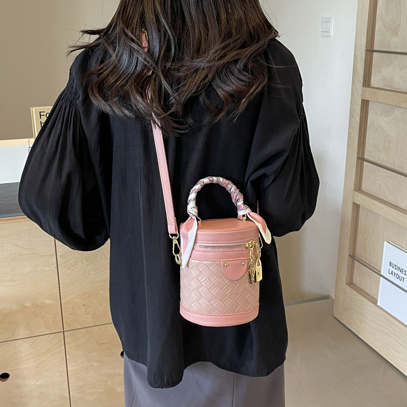 Nicho tejido de alta sensación bolso de mano mujer 2024 verano nuevo estilo versátil bolso de tendencia bolso de balde de explosión