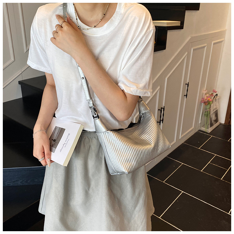 A niche hand-held pleated bag for women in the summer of 2025, a trendy and retro underarm bag, and a versatile Instagram single-shoulder crossbody bag undefined