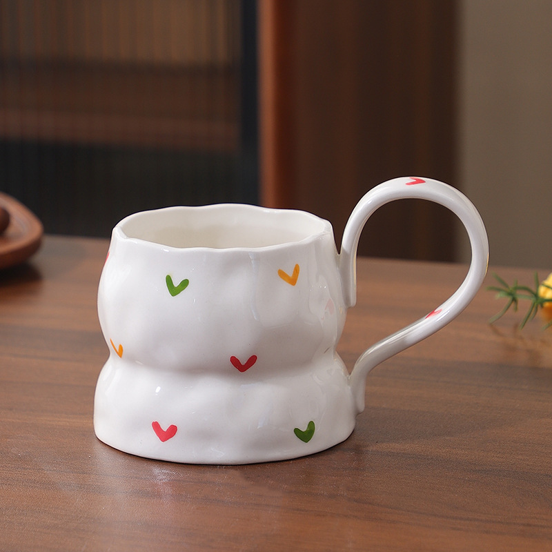 Pins viento rojo pequeño amor de alto valor pintado a mano bajo vidriado juego de tazas y platillos de cerámica taza de café irregular taza de agua