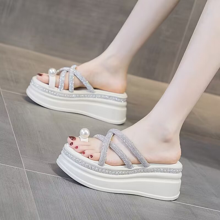 Zapatillas de diamante de perlas francesas para mujeres de verano 2026 nuevas pendientes gruesas y playa romana