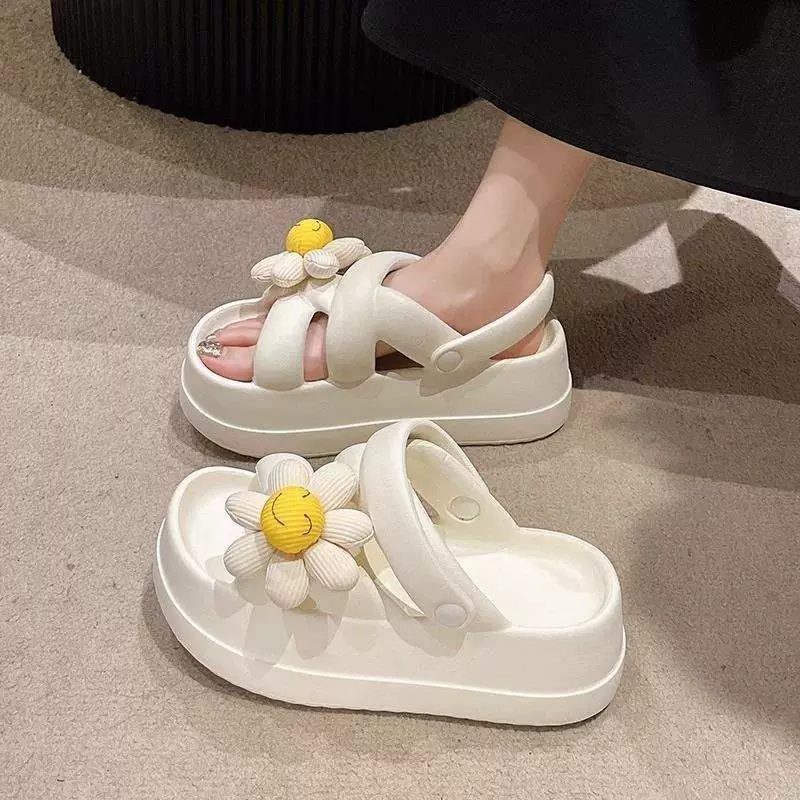 Цветочные тапочки для женщин, которые можно носить на улице летом 2025 года, новый стиль, универсальные и не утомляющие для маленьких людей, сандалии на толстой подошве в сказочном стиле.