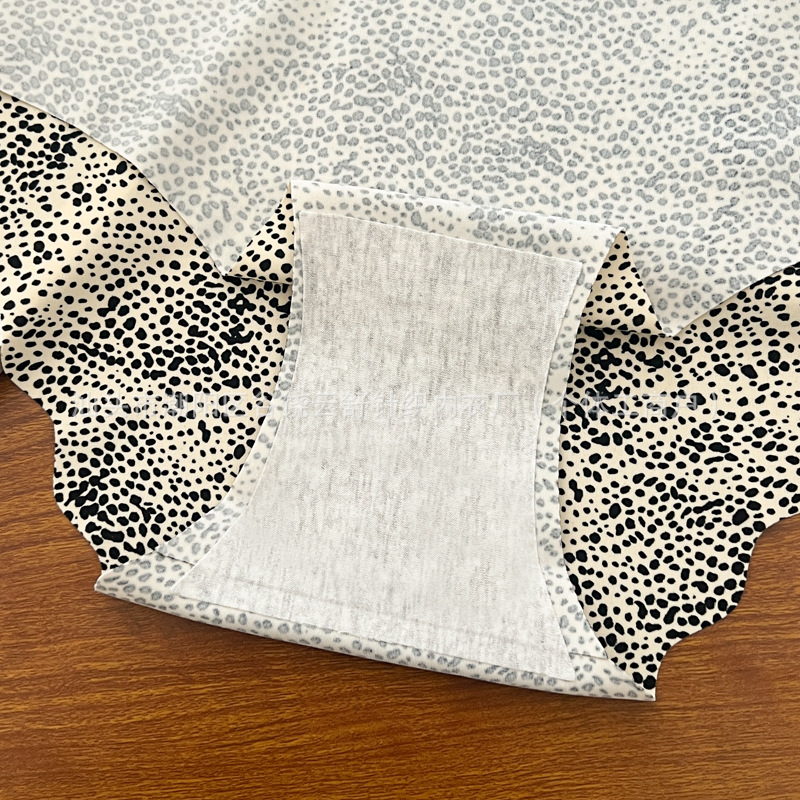 Europa y América calzoncillos de seda de hielo, entrepierna de algodón, estampado de leopardo caliente, calzoncillos de tamaño grande, calzoncillos de comercio exterior para mujeres.