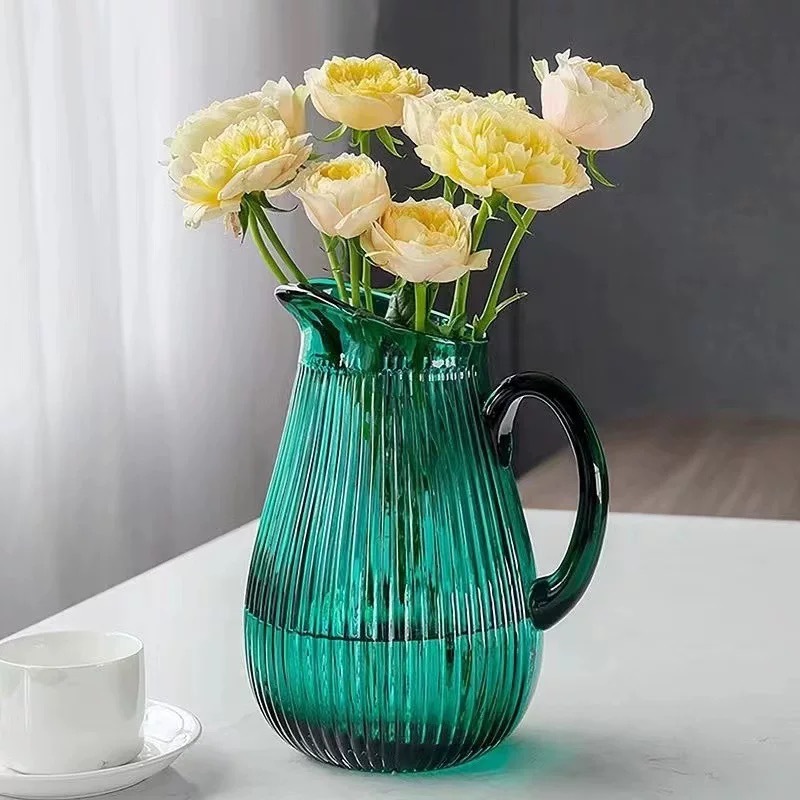 Alta sensación de exportación verde esmeralda con mango tetera tetera de agua fría vasija de vidrio lirio ornamentos de flores