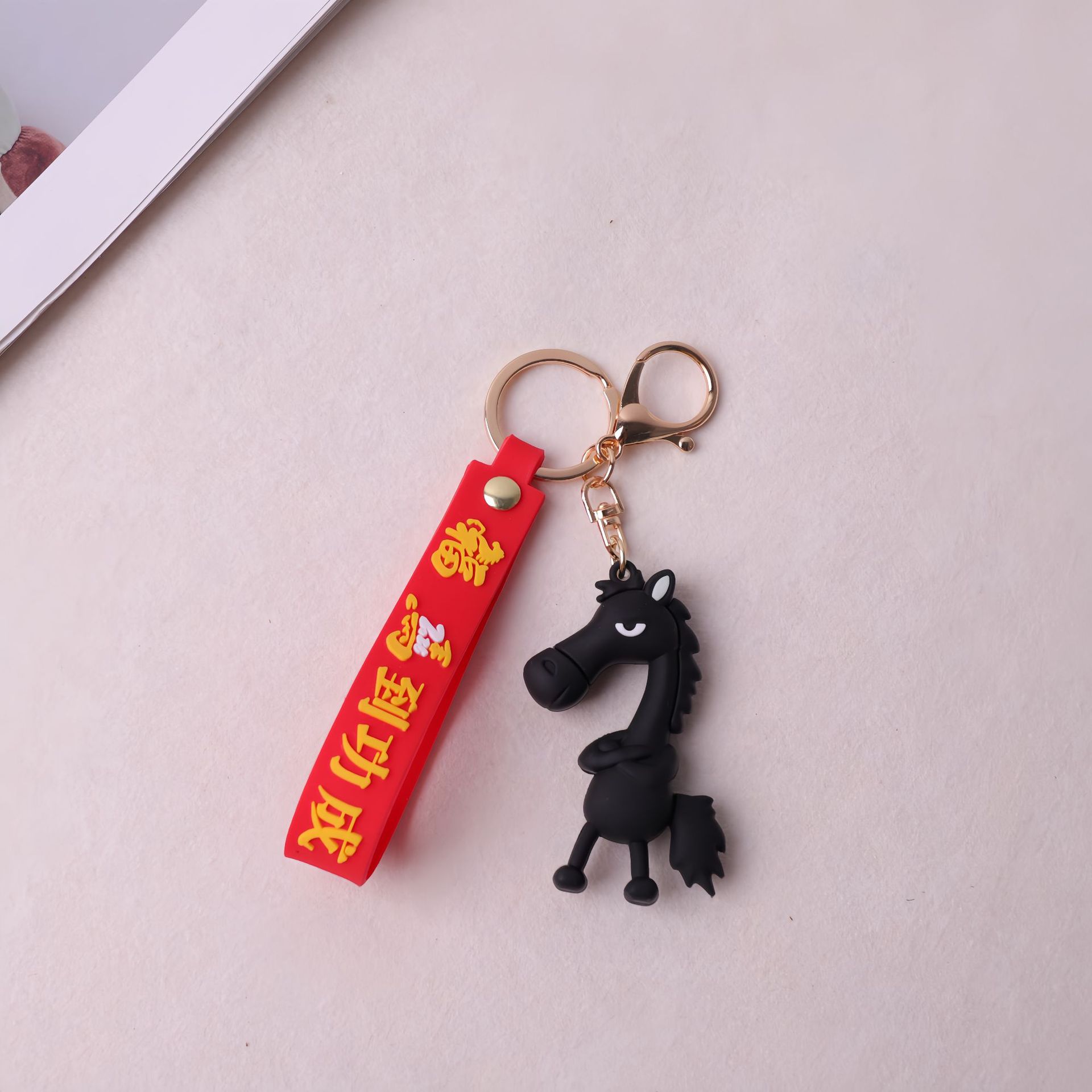 Nuevo día de elección de caballo negro frío 2026 caballo mascota bolsos accesorios bolsos colgantes muñecas lindas al por mayor