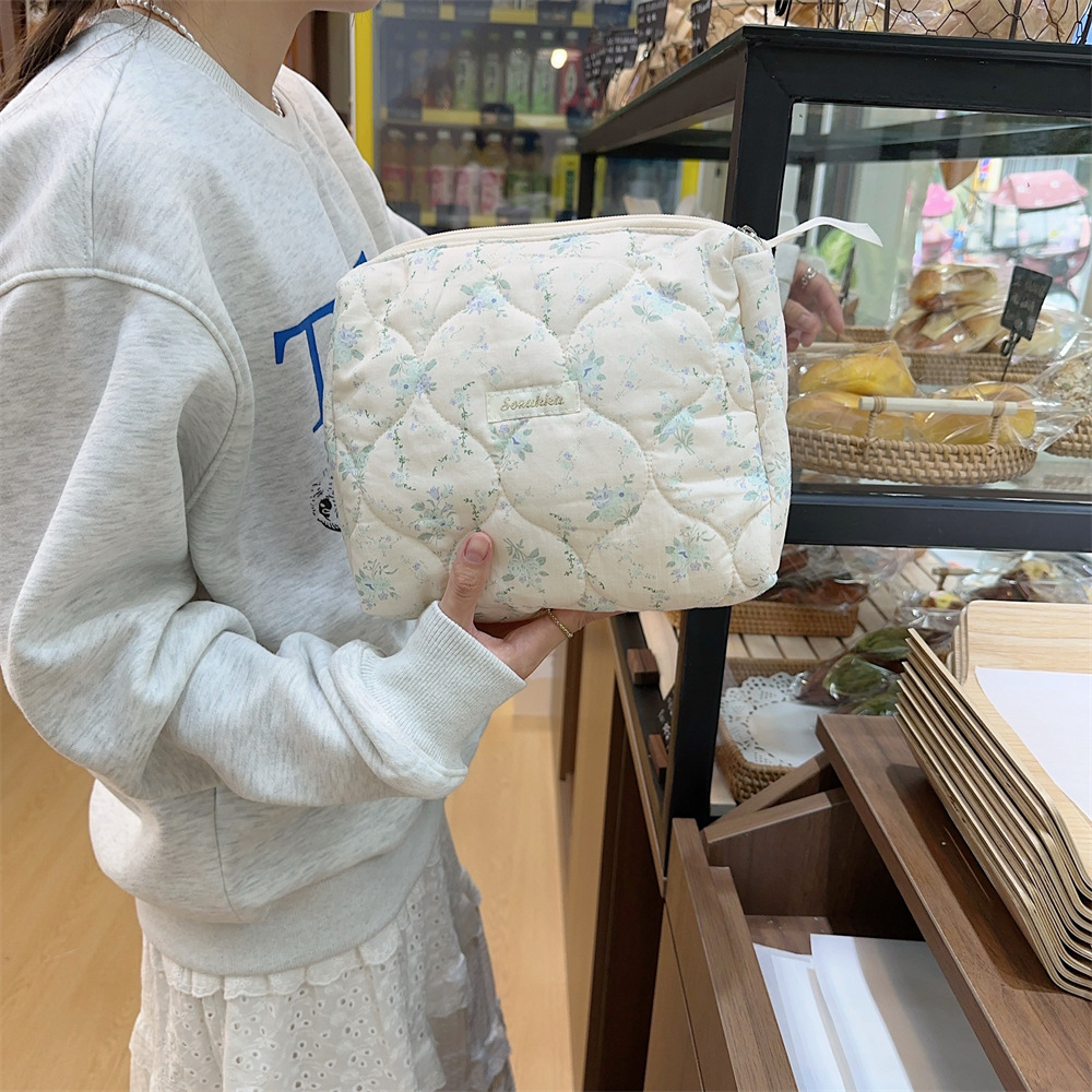 31081 ins Flower Soft Makeup Bag for Women, Portable large-capacity cosmetics and sundries storage bag, clutch undefined