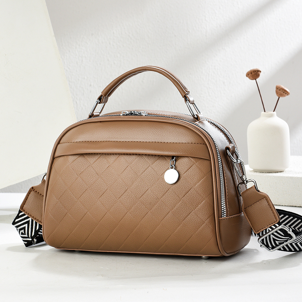 Xiaozhong 2025 nueva moda todo-fósforo estilo explosivo bolso de mensajero portátil de un solo hombro popular de este año bolso pequeño para mujer verano para mujer