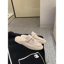 ��Ƥ������maͬ�����K�i�۰��^���Ϙ���ЬŮһ�_�ő������e����Ь