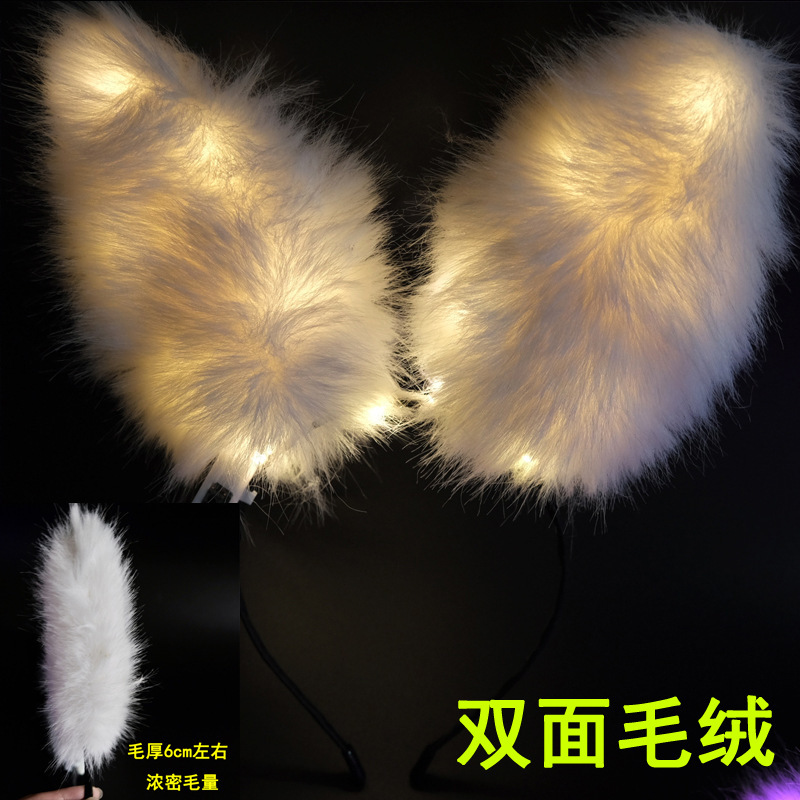 屋台のおもちゃが光るカチューシャ夜市の爆発的な子供のおもちゃは明かりをつけて猫の耳のカチューシャを飾って贈り物を押します。|undefined