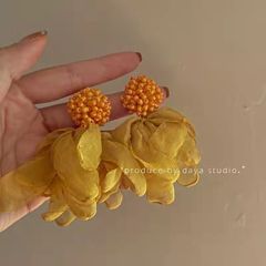 フランスの黄色のシフォンの花のイヤリングのレトロな超仙の気質はリゾート風の大衆のデザイン感を誇張します。