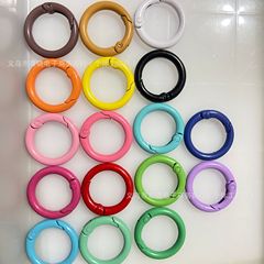 合金のスプリングリングのバッグの小さい円はアクセサリーの部品の開放のスプリングを掛けてカラーのスプリングリングを掛けます。