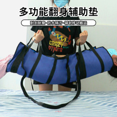 寝たきりの老人は寝返りを打って看護します。補助器を持っています。
