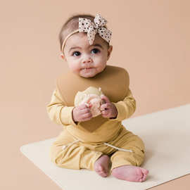 可爱婴儿围嘴兜防水柔软件皮质围兜可擦拭食品捕手儿童口水巾围兜