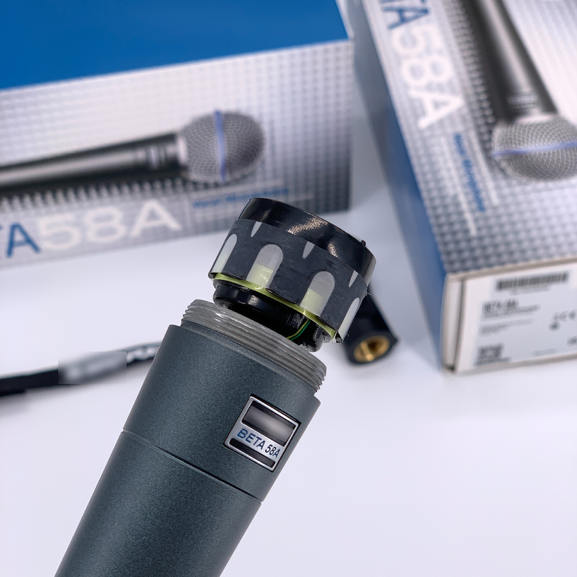 "Exclusivo transfronterizo" BETA58A de alta calidad equipado con micrófono de bobina móvil de alambre para transmisión en vivo de escenario profesional KTV micrófono de mano